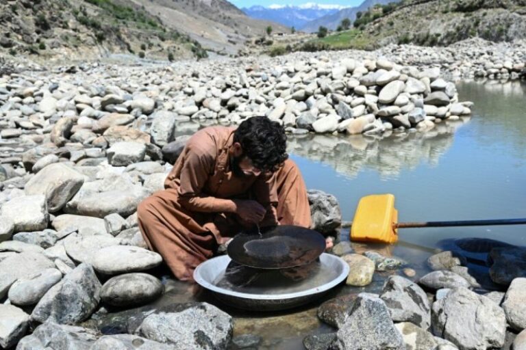Gold Prospecting Thrives Amid Economic Hardships in Afghanistan – Afghans Comb Riverbed In Search Of Gold Dust